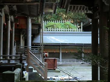 横から見た拝殿