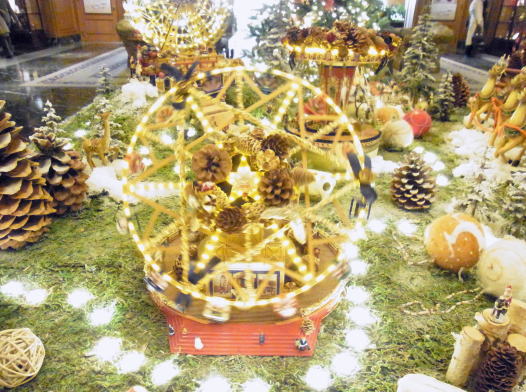 20111125椿山荘AF 05エントランス飾り 遊園地.jpg