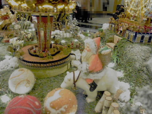 20111125椿山荘AF 06エントランス飾り シロクマに乗ったサンタ.jpg