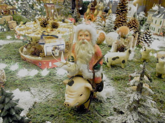 20111125椿山荘AF 07エントランス飾り ブタに乗ったサンタ.jpg