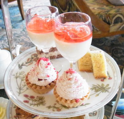 20110407ル・ジャルダン　桜アフタヌーンティー　上の皿.jpg