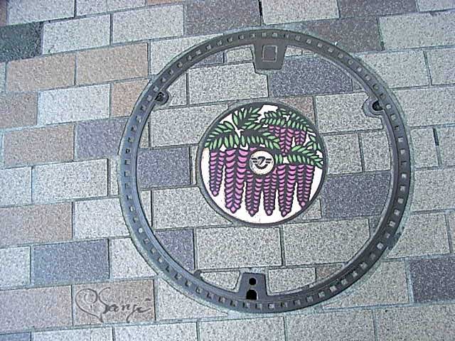 藤沢市の花フジがデザインされた藤沢市のマンホールの蓋