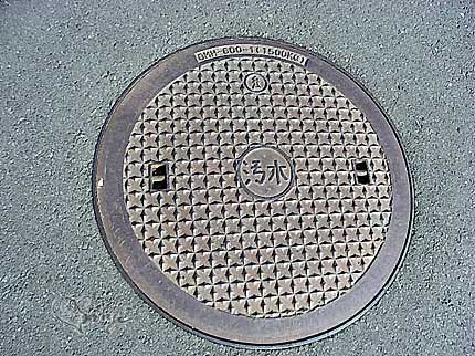 松山空港で見かけたマンホールの蓋
