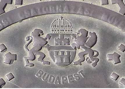 ブダペストのマンホールの紋章部分をもっと拡大してみました