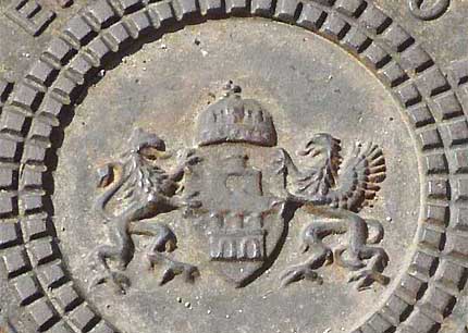 ブダペストのマンホールの蓋の中央に描かれた紋章部分
