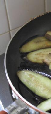 茄子を炒めて.JPG