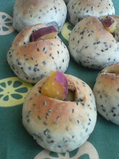 さつま芋と胡麻のプチパン