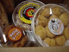 濃厚ミルクプチシュークリームと阪神タイガースボールドーナツとかりんとドーナツ