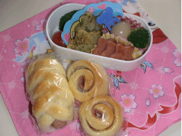 ソーセージパン＆ベーコンロールパン弁当