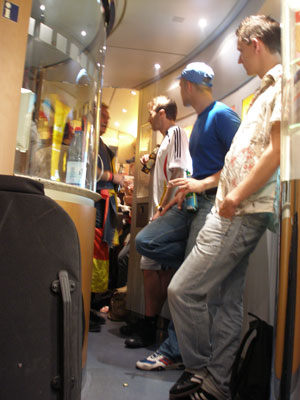 食堂車はパーティ会場に。