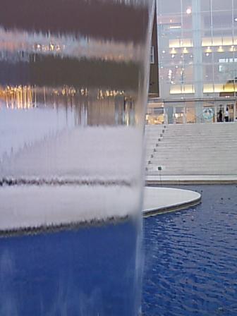 海側からららぽーとをみたところ。水のカーテンが涼しそう.jpg