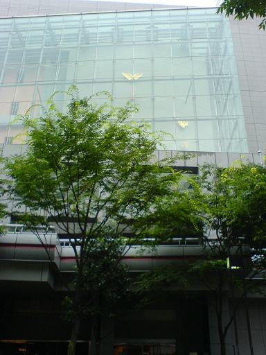 トリフォに\通りの向こうからホールの上のほうをみたら