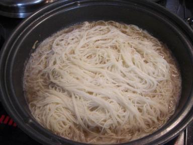 鯛の煮汁でそうめんを煮ます