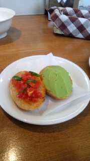 ブルスケッタ　トマト＆バジル　エンドウ豆