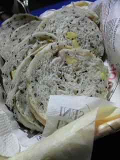 黒ゴマとクリームチーズのパン