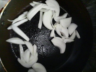 たまねぎを炒める