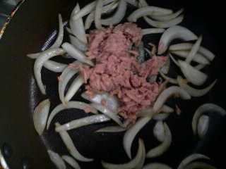 シーチキンを炒める