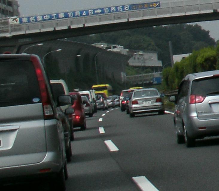 渋滞した東名超高速道路