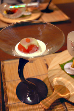 先付　飛騨トマトムースの豆乳かけ