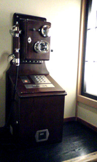 旧式に見せかけた公衆電話機