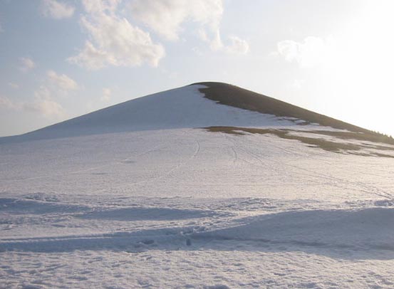 雪の残る山景色