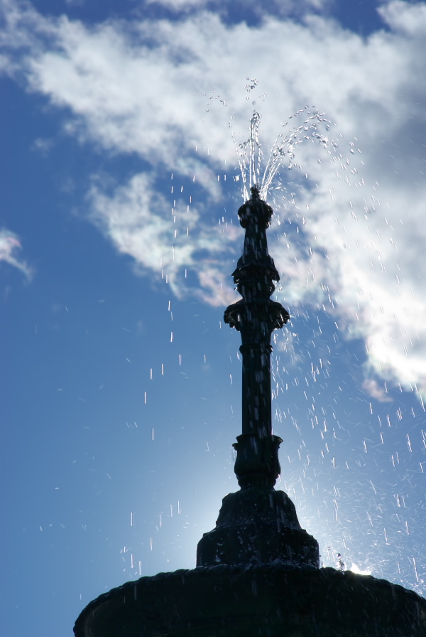 111番館横の噴水の写真