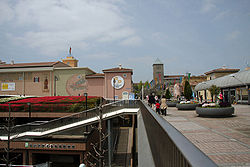 250px-Mitsui_Outlet_Park_Tama_Minami-Osawa.jpg