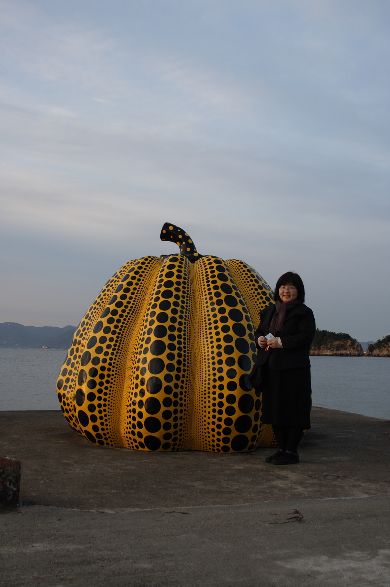 直島の「かぼちゃ」台風で海に流される 草間彌生さん作 | 食いしん坊