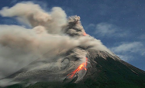 ムラピ山噴火を伝える画像
