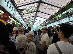 こんなに混んでる仲見世は始めて見た…
