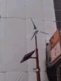 大阪駅近くの風力発電機