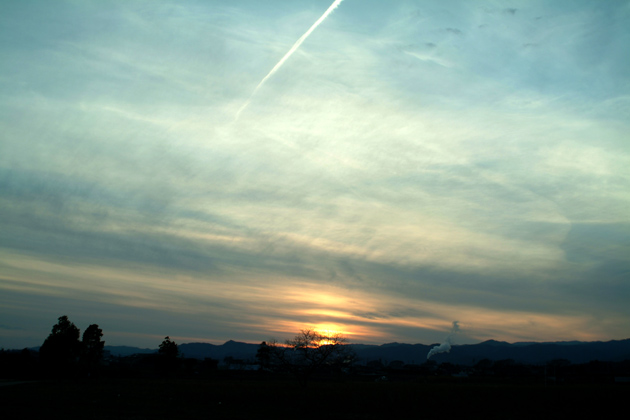 夕焼けと飛行機雲.jpg