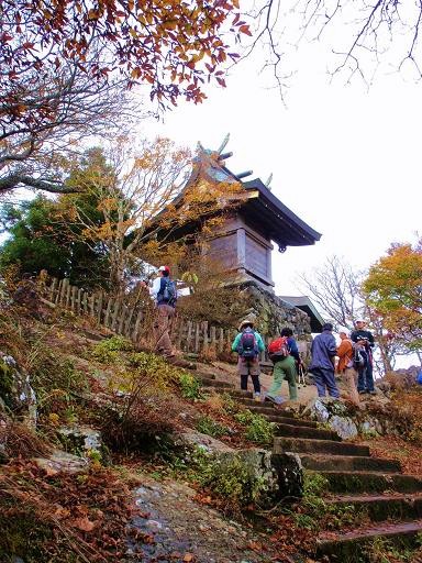 男体山頂上の祠