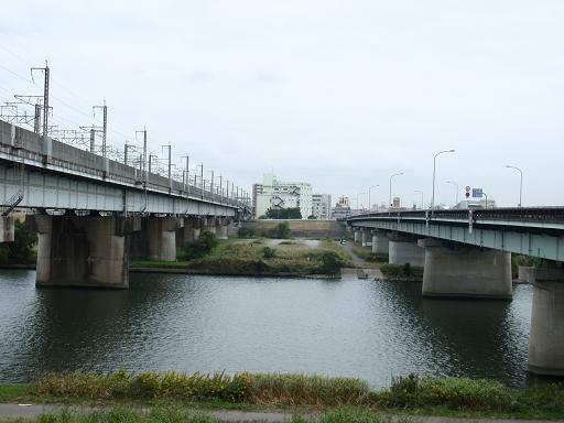 戸田橋を左岸から見る