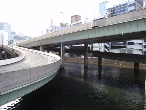 空のない日本橋川