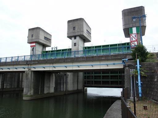 菖蒲川から三領水門を観る