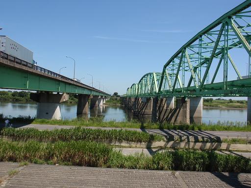 新旧それぞれの利根川橋