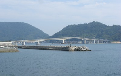 沖家室島にかかる橋