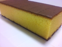 黄色の濃いカステラです。