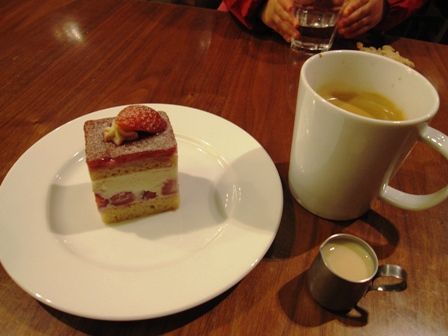 チャヤマクロビ　苺のショートケーキとコーヒー