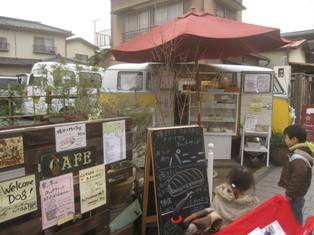 楽楽ベーカリー向かいのガーデンカフェ