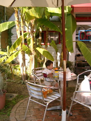 MIA'S BREAD　外でランチ中♪