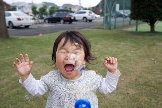 しゃぼん玉を食べる子供