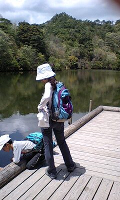 穂高湖からシェール槍を見上げる