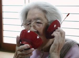 utamarumanと交信するおばあさん