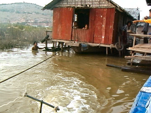 トンレサップ湖移動住居.jpg
