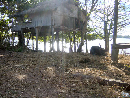 コーンパペンの滝近くの民家２.jpg