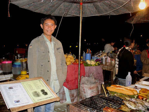 ヴィエンチャンの屋台で２.jpg