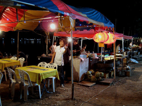 ヴィエンチャンの屋台で.jpg