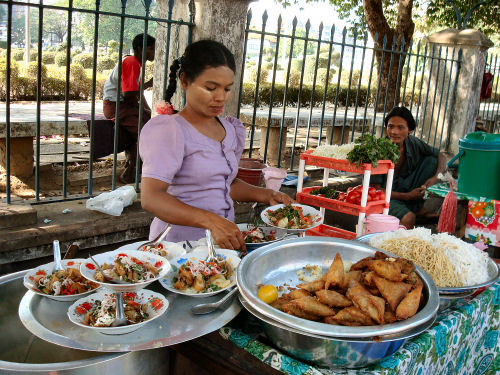 ヤンゴン街角の屋台.jpg